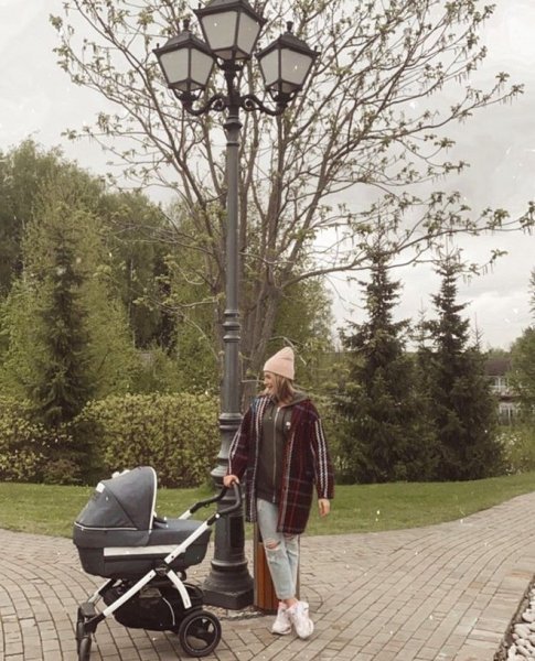 Сімейна прогулянка: дочка Ольги Сумської опублікувала перше фото з сином