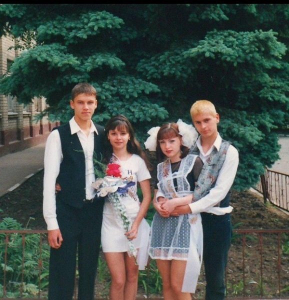 Архівні фото Вікторії Булітко з друзями: як виглядала актриса в юності