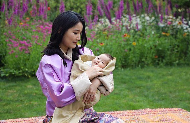 Син короля і королеви Бутану: перші фото малюка