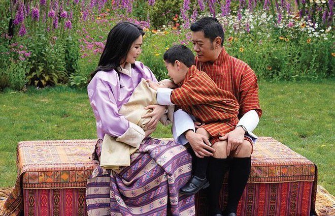 Син короля і королеви Бутану: перші фото малюка