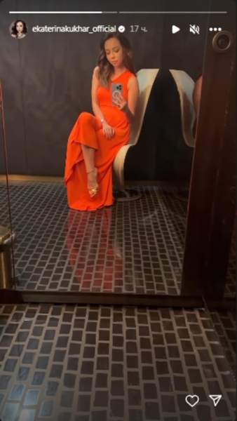 Катерина Кухар похвалилася фотосесією у спокусливій помаранчевій сукні
