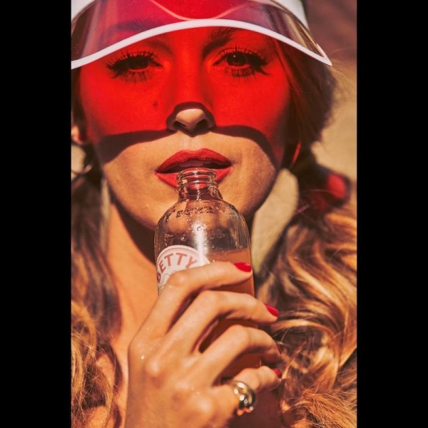 Блейк Лайвлі влаштувала гарячу фотосесію у червоному бікіні для реклами свого напою