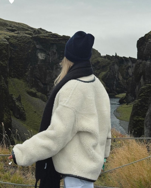 Квіткова в обтислих убраннях на голі груди відпочила в Ісландії