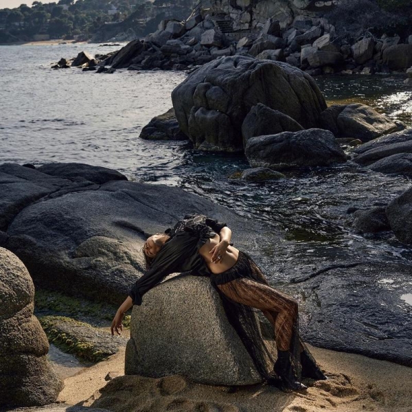 "Порох у порохівниці": Мейхер показала фото в спідній білизні на тлі моря та скель