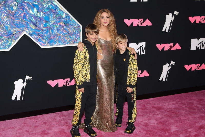 Шакіра з'явилася на килимовій доріжці премії MTV VMA 2023 із синами від Жерара Піке