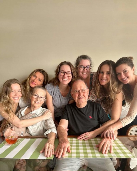 Усі сім'я в зборі: супермодель Жизель Бюндхен запостила рідкісні фото з батьками та п'ятьма сестрами