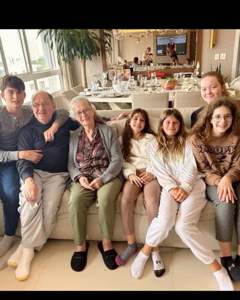 Усі сім'я в зборі: супермодель Жизель Бюндхен запостила рідкісні фото з батьками та п'ятьма сестрами