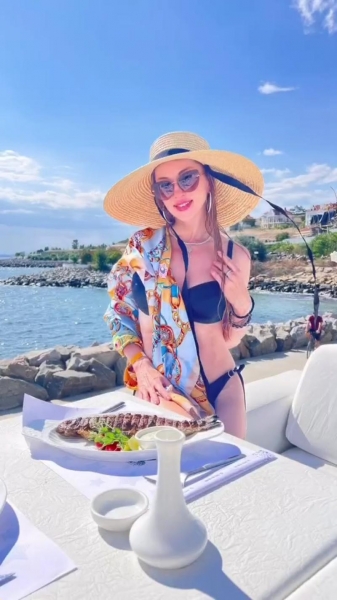 Валевська виклала фотозвіт відпочинку в Одесі в купальнику й сукні-сітці