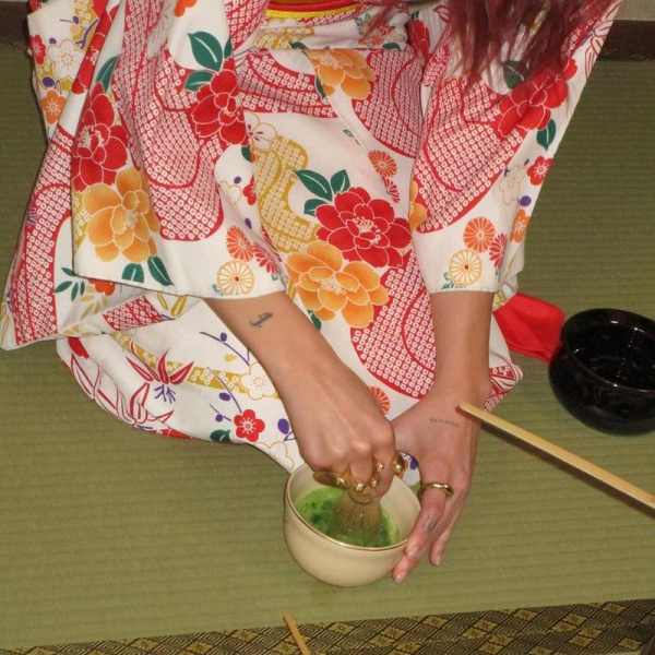 Дуа Ліпа показала, як в образі гейші проводять японську чайну церемонію