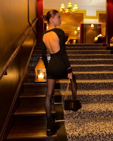 Молодша дочка Віри Брежнєвої у мінісукні засвітилася в одному з готелів Швейцарії