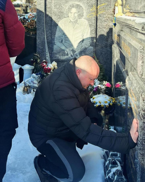 Юрій Ткач відвідав могилу Кузьми Скрябіна та показав фото з батьком співака