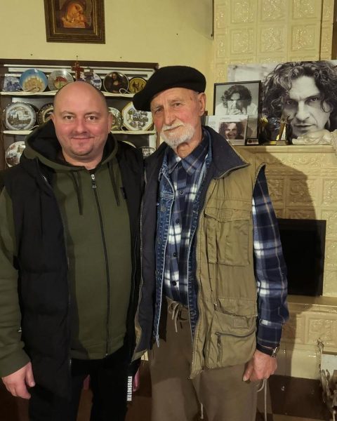 Юрій Ткач відвідав могилу Кузьми Скрябіна та показав фото з батьком співака