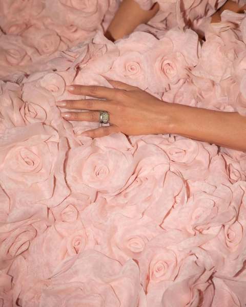 Джей Ло потішила публіку кадрами в приталеній сукні з квіткою між грудьми