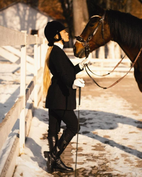 "Чи то Роман": Гросу підіграла чуткам про своє особисте життя, показавши фото на коні