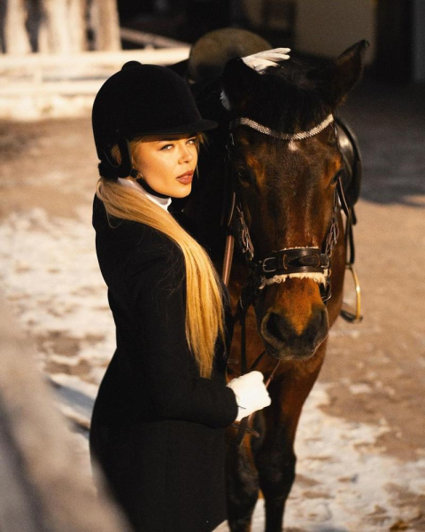 "Чи то Роман": Гросу підіграла чуткам про своє особисте життя, показавши фото на коні