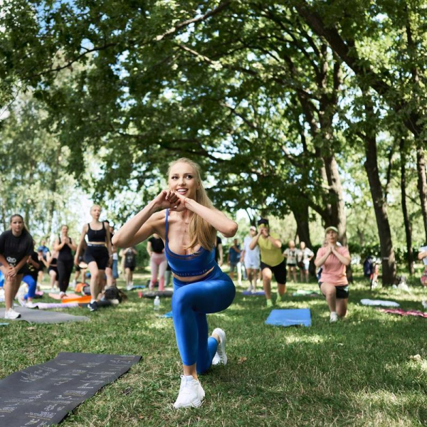 Полякова показала підтягнуту форму на масовому тренуванні на природі