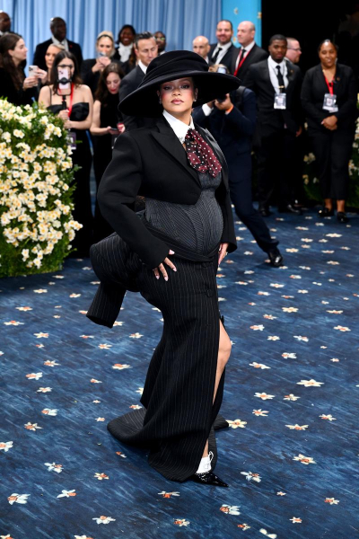 Ріанна оголосила про третю вагітність на червоній доріжці Met Gala 2025