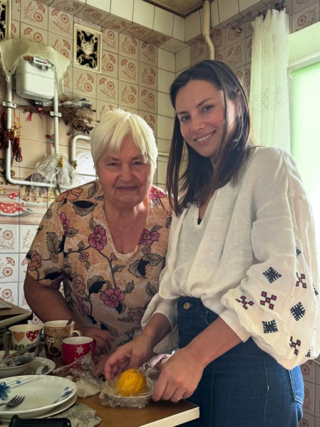 Антоніна Хижняк показала бабусю та квартиру, в якій виросла