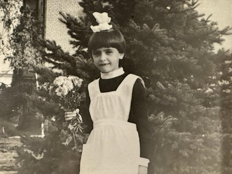 Сумська показала себе у дитинстві на шкільних фото