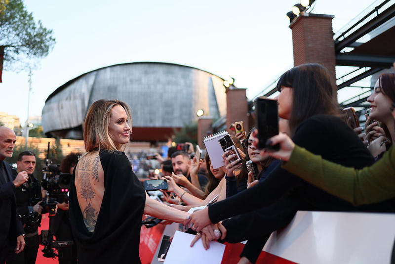 Анджеліна Джолі засвітила тату на всю спину у сукні з вирізом