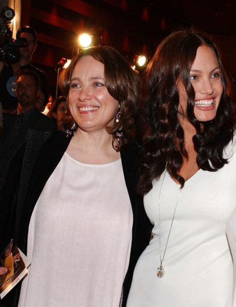 Джолі зробила рідкісний коментар про подвійну мастектомію та видалення яєчників