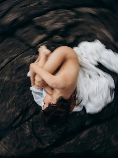 Наталка Денисенко влаштувала еротичну фотосесію серед скель Чорного моря