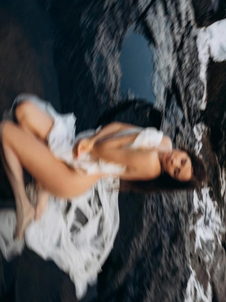 Наталка Денисенко влаштувала еротичну фотосесію серед скель Чорного моря