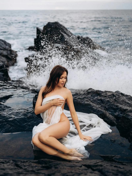 Наталка Денисенко влаштувала еротичну фотосесію серед скель Чорного моря