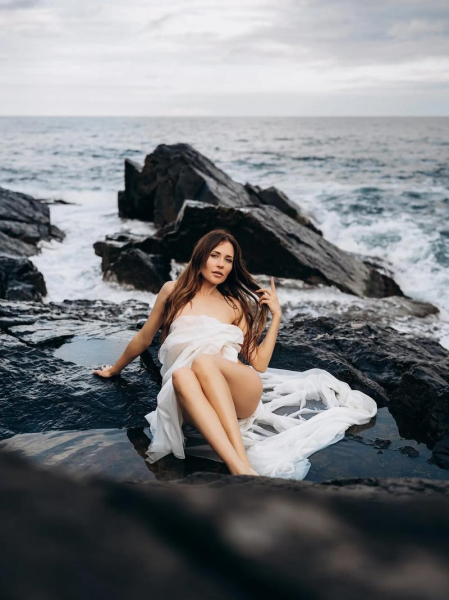 Наталка Денисенко влаштувала еротичну фотосесію серед скель Чорного моря