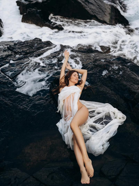 Наталка Денисенко влаштувала еротичну фотосесію серед скель Чорного моря