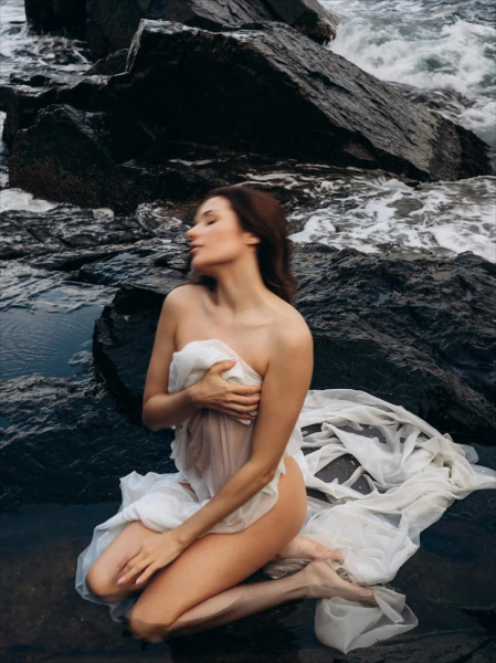 Наталка Денисенко влаштувала еротичну фотосесію серед скель Чорного моря