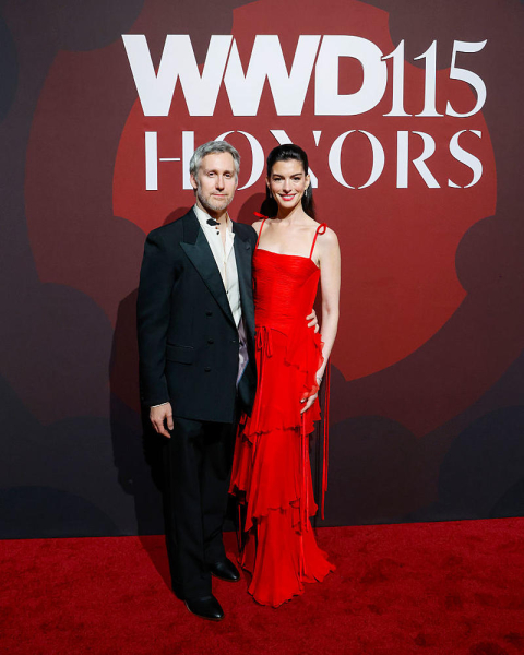 Рідкісний вихід: Енн Хетеуей засвітилася на червоній доріжці з чоловіком