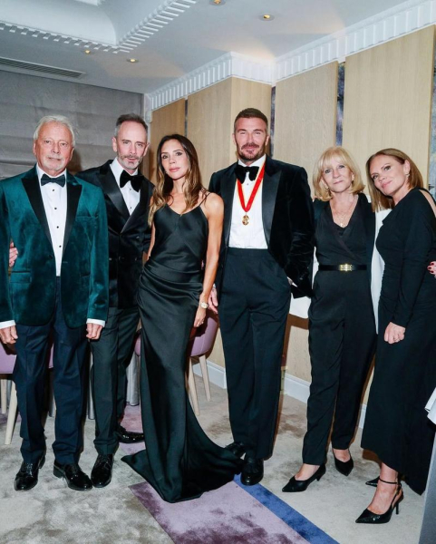 Дружина Бекхема показала, як вони відсвяткували отримання ним лицарського звання