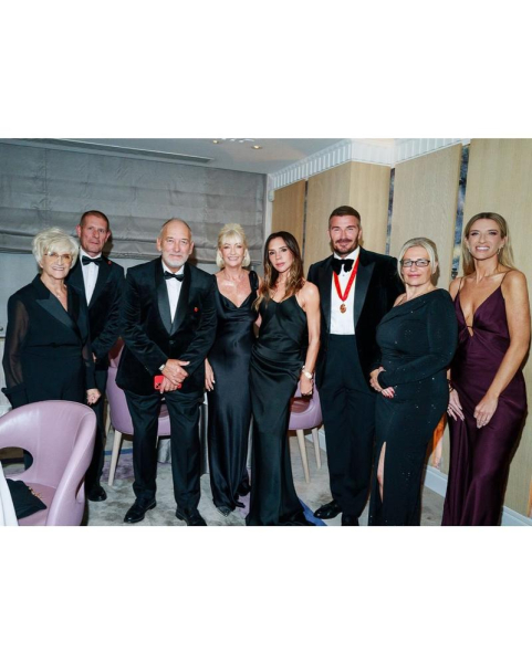 Дружина Бекхема показала, як вони відсвяткували отримання ним лицарського звання