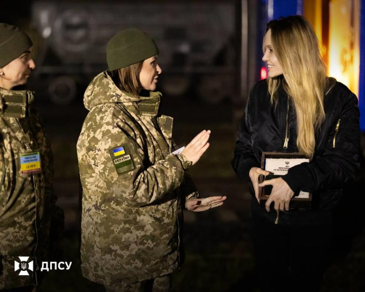 Джолі покинула Україну: прикордонники показали фото з кінозіркою