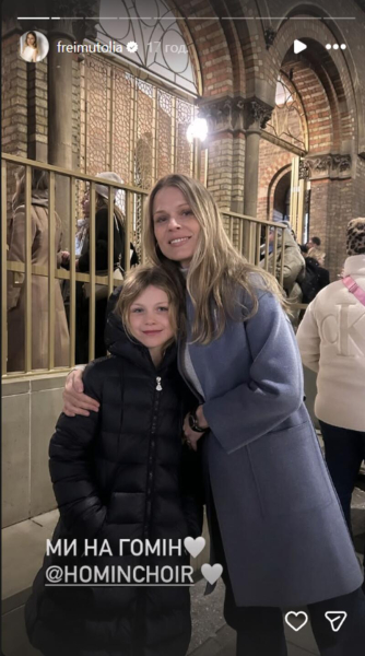 Фреймут із 8-річною дочкою засвітилася на концерті хору «Гомін» у Лондоні