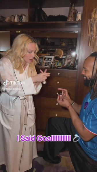 Мадонна показала "освідчення" від 29-річного залицяльника