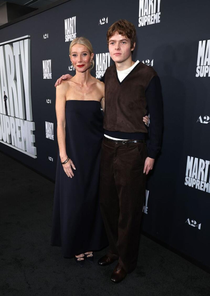 19-річний син Гвінет Пелтроу вперше з'явився на червоній доріжці