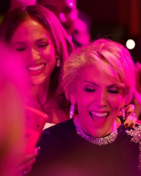 Лопес влаштувала у Лас-Вегасі вечірку з нагоди 80-річчя мами