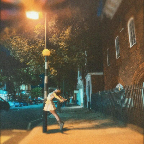 Janeuary показала неон-нуарний кліп на &laquo;Something else and wine&raquo;, навіяний лондонськими студійними сесіями