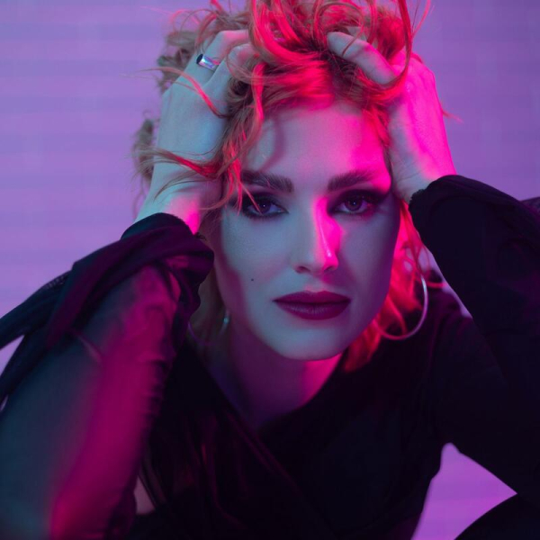 Janeuary показала неон-нуарний кліп на &laquo;Something else and wine&raquo;, навіяний лондонськими студійними сесіями