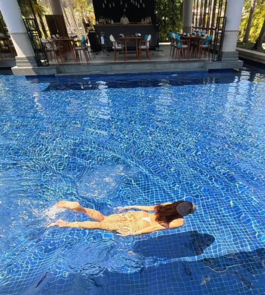 &laquo;Коли нарешті наодинці з собою&raquo;: Каменських у бікіні знялася в басейні