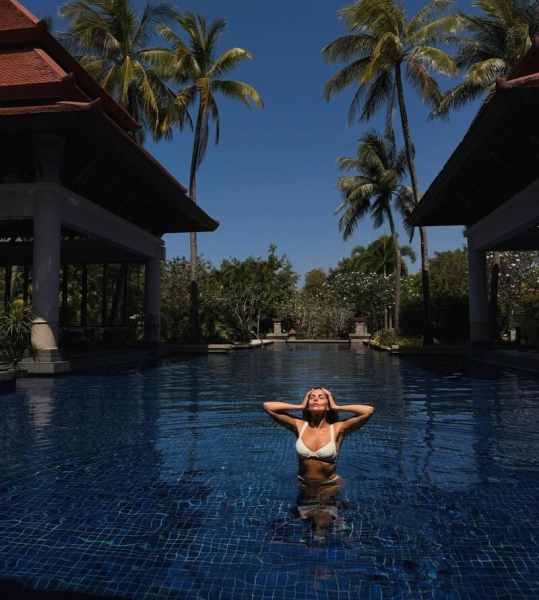 &laquo;Коли нарешті наодинці з собою&raquo;: Каменських у бікіні знялася в басейні