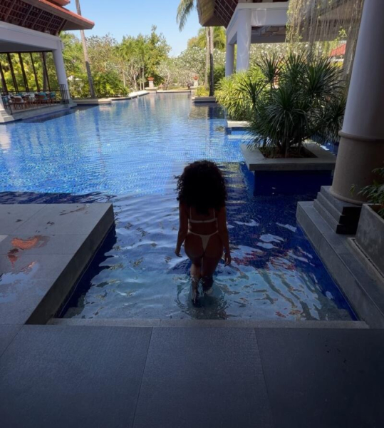 &laquo;Коли нарешті наодинці з собою&raquo;: Каменських у бікіні знялася в басейні