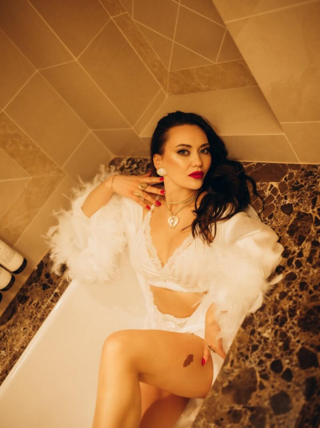 Саліванчук влаштувала відверту фотосесію у ванній