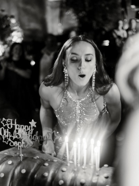 Софі Тернер відсвяткувала 30-річчя у «голій» сукні на грандіозній вечірці