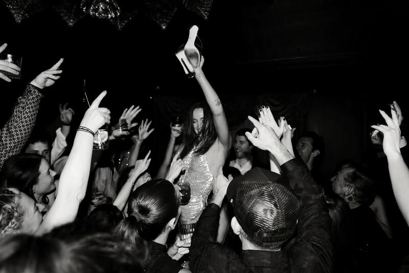 Софі Тернер відсвяткувала 30-річчя у «голій» сукні на грандіозній вечірці