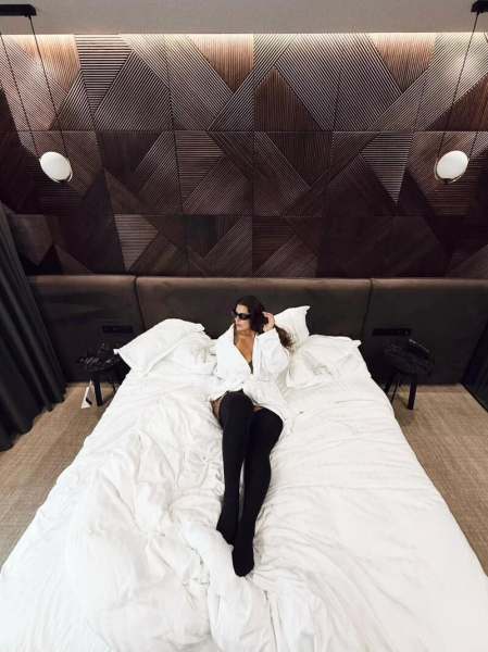 Солістка KAZKA розбурхала мережу пікантною фотосесією в панчохах