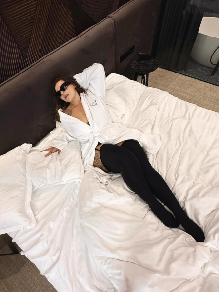 Солістка KAZKA розбурхала мережу пікантною фотосесією в панчохах