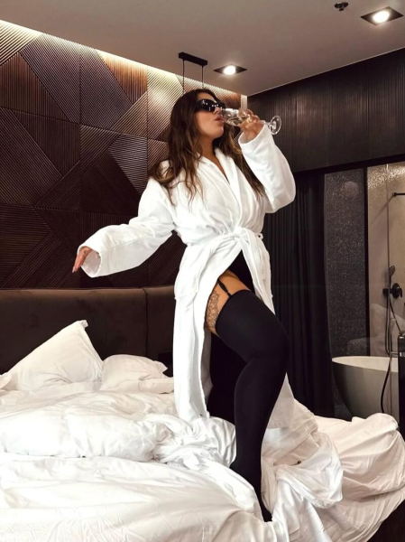 Солістка KAZKA розбурхала мережу пікантною фотосесією в панчохах